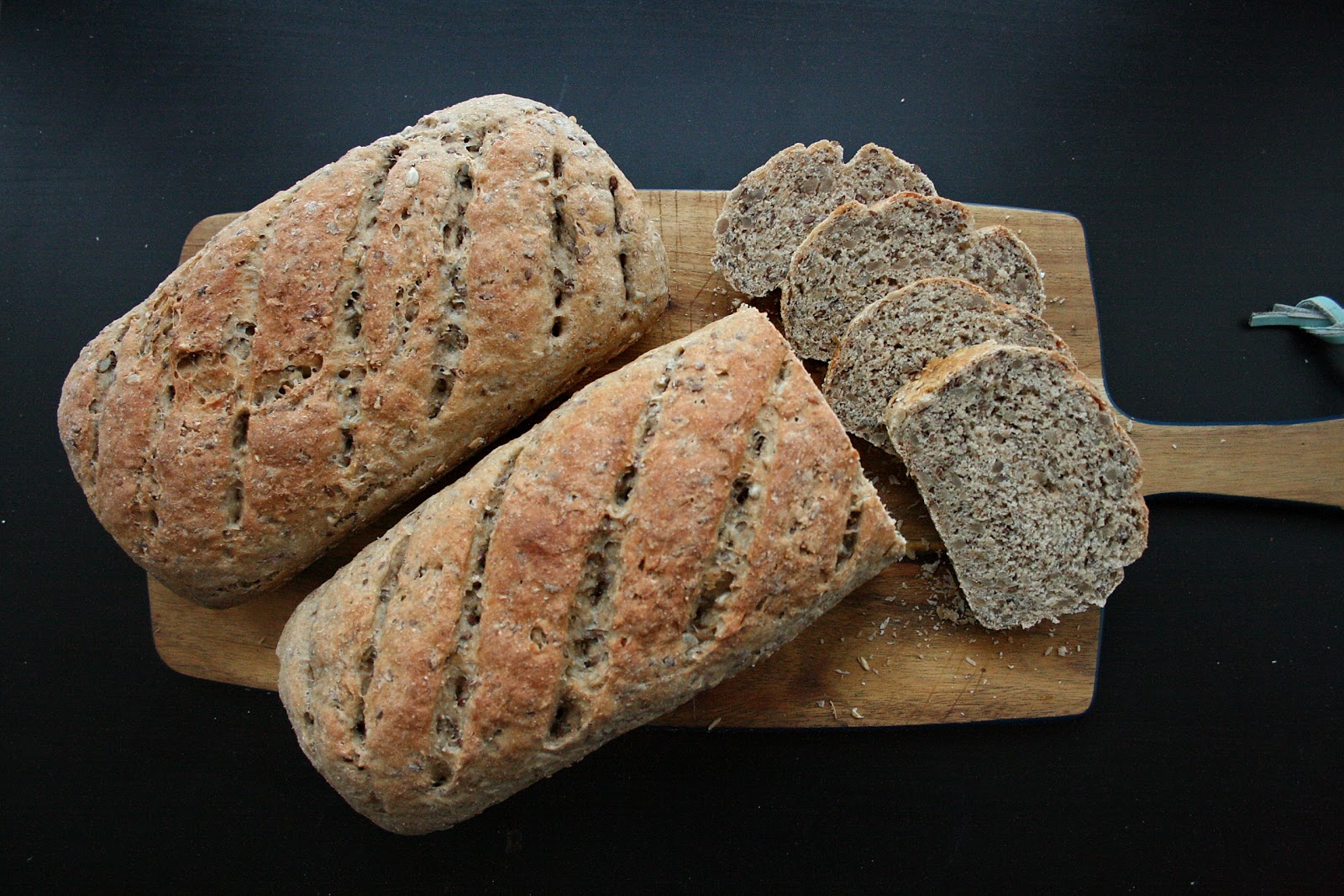 Chleb pełnoziarnisty z siemieniem lnianym i słonecznikiem