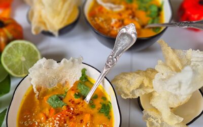 Tajska zupa z dynią Hokkaido i marchewką z prażynką z papieru ryżowego